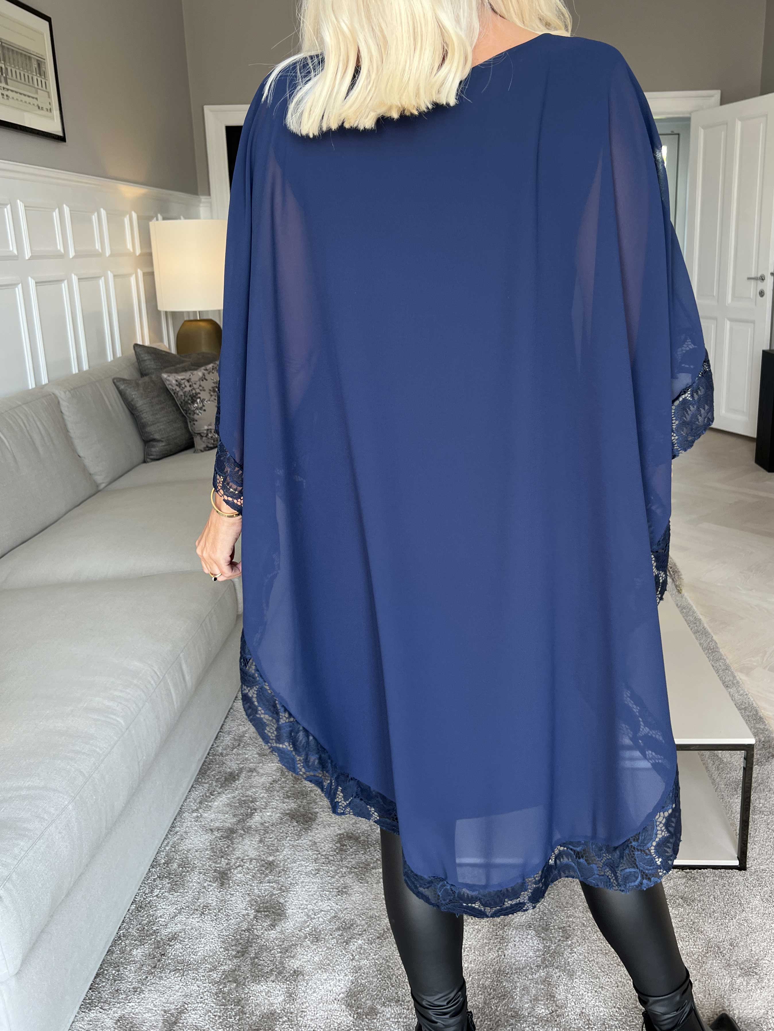 Kenya Edge - Tunikaklänning med chiffonglager och spetskant